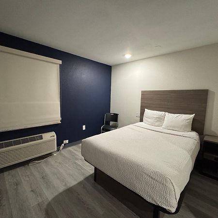 Baymont By Wyndham Dickinson Hotell Exteriör bild